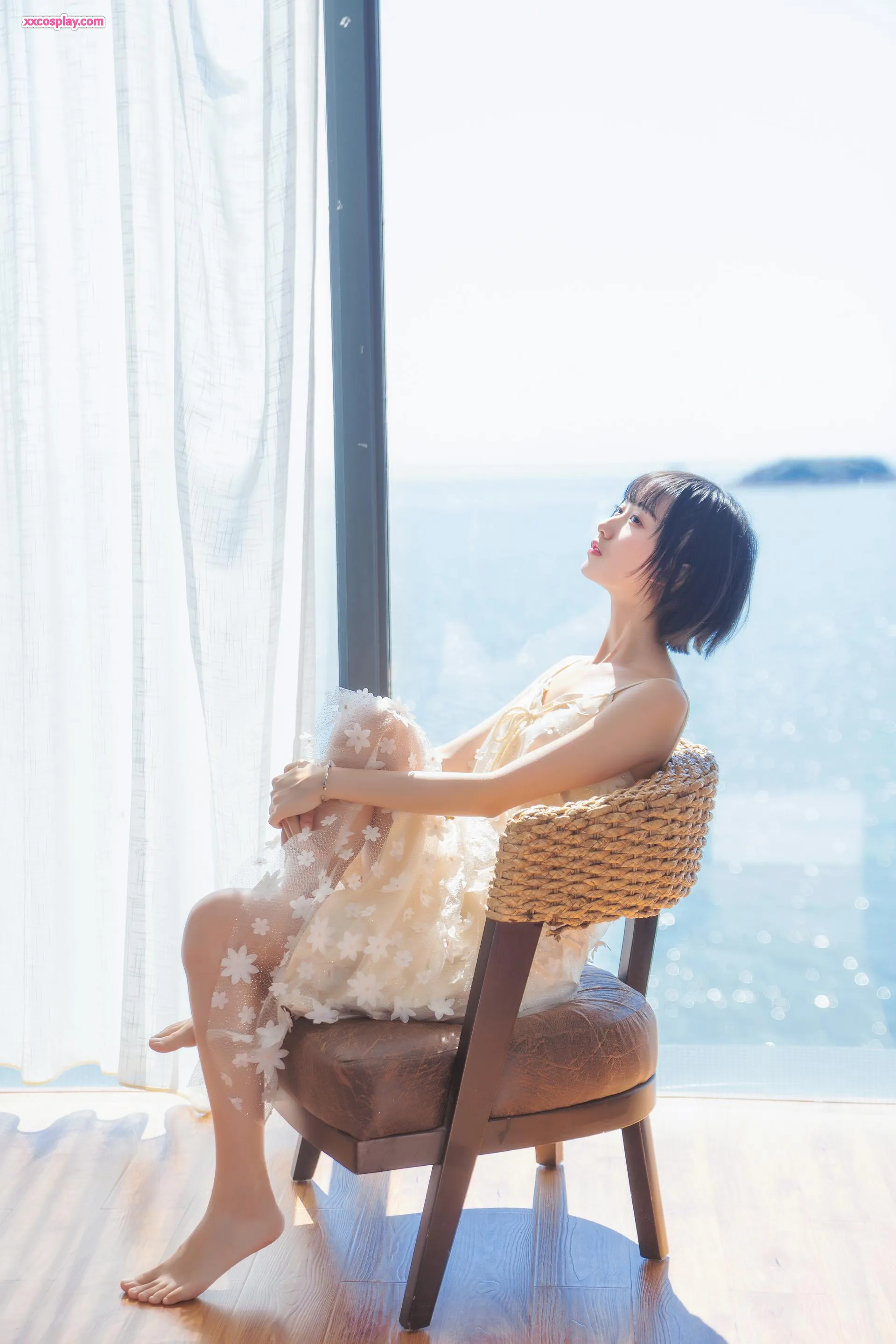 Mumianmian OwO: Biển Mùa Đông Ấm Áp Trong Váy Ren Màu Be